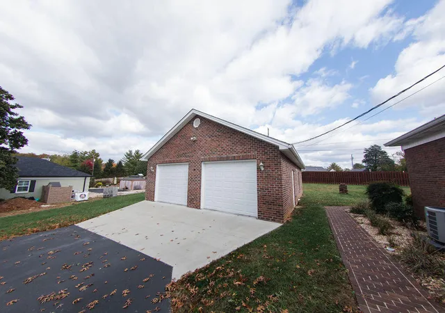 Photo 3 of Single family home for sale at 125 Volunteer Dr, Somerset, KY 42501 | MLS# 25505113 | Listing updated on 2026-04-27