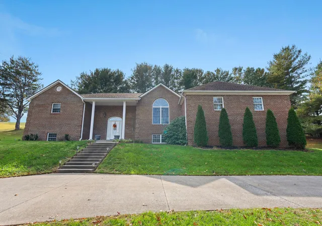 Photo 2 of Single family home for sale at 3604 Clubhouse Dr, Somerset, KY 42503 | MLS# 25505194 | Listing updated on 2026-02-08