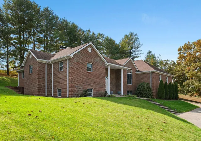 Photo 1 of Single family home for sale at 3604 Clubhouse Dr, Somerset, KY 42503 | MLS# 25505194 | Listing updated on 2026-02-08