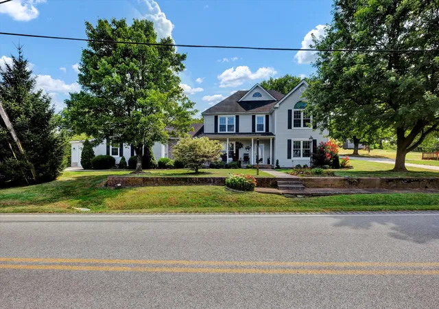 Homes for sale in Loretto, KY | 110 Holy Cross Rd, Loretto, KY 40037 | MLS# 25505622