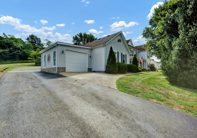 Homes for sale in Loretto, KY | 110 Holy Cross Rd, Loretto, KY 40037 | MLS# 25505622
