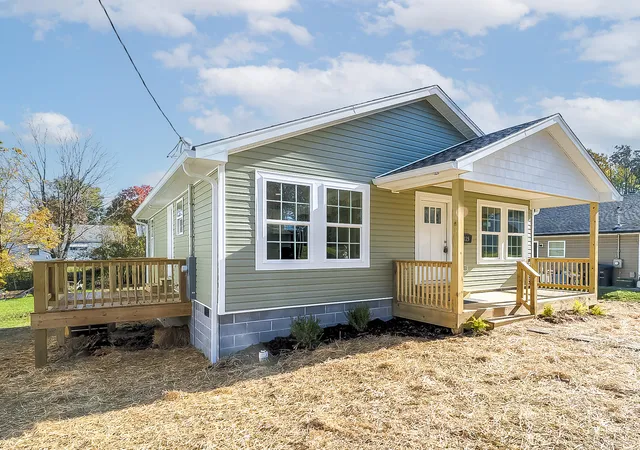 Photo 3 of Sale Pending at 125 Elkhorn Dr, Frankfort, KY 40601 | MLS# 25505830 | Listing updated on 2026-01-05