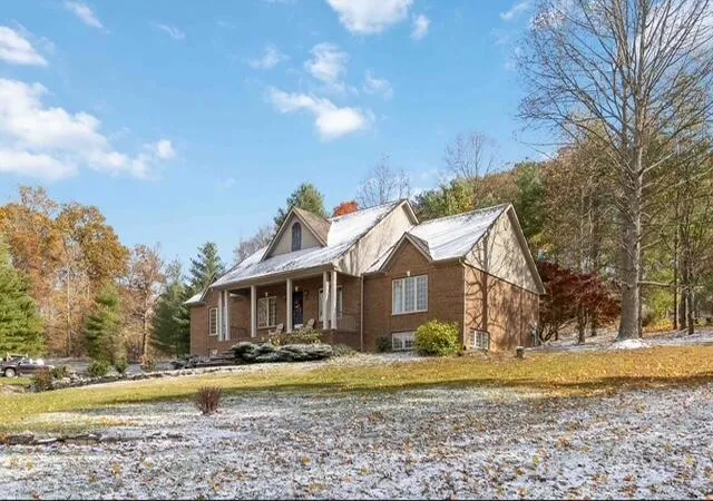 Photo 3 of Single family home for sale at 521 Water Cliff Dr, Somerset, KY 42503 | MLS# 25505913 | Listing updated on 2026-03-01