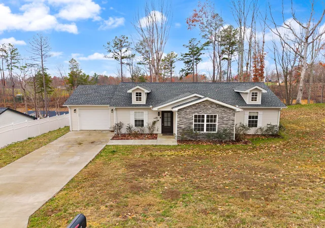 Photo 2 of Single family home for sale at 270 Hollywood Dr, Corbin, KY 40701 | MLS# 25506088 | Listing updated on 2025-12-20