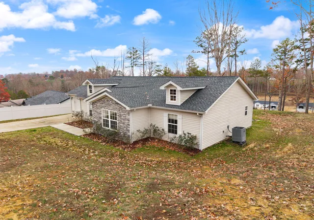 Photo 3 of Single family home for sale at 270 Hollywood Dr, Corbin, KY 40701 | MLS# 25506088 | Listing updated on 2025-12-20