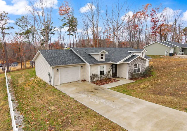 Photo 3 of Single family home for sale at 270 Hollywood Dr, Corbin, KY 40701 | MLS# 25506088 | Listing updated on 2025-12-20
