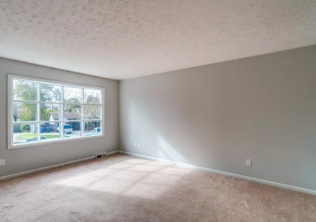 Photo 4 of Single family home for sale at 525 Collier Ct, Lexington, KY 40505 | MLS# 25506314 | Listing updated on 2025-11-17