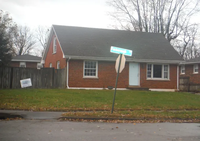 Photo 1 of Single family home for sale at 1725 Foxborough Cir, Lexington, KY 40505 | MLS# 25506417 | Listing updated on 2025-12-08