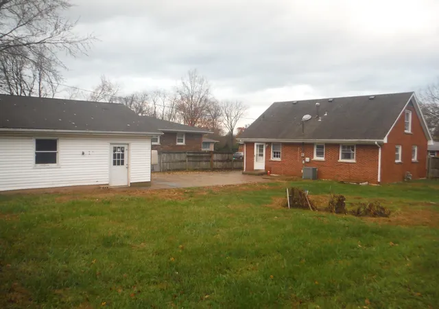 Photo 3 of Single family home for sale at 1725 Foxborough Cir, Lexington, KY 40505 | MLS# 25506417 | Listing updated on 2025-12-08