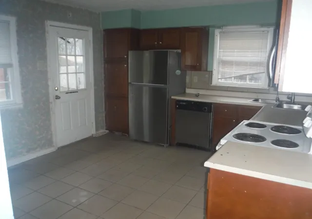 Photo 4 of Single family home for sale at 1725 Foxborough Cir, Lexington, KY 40505 | MLS# 25506417 | Listing updated on 2025-12-08