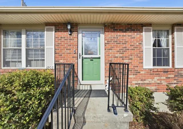 Photo 2 of Single family home for sale at 3205 Elk Lake Ct, Lexington, KY 40517 | MLS# 25506691 | Listing updated on 2025-12-07