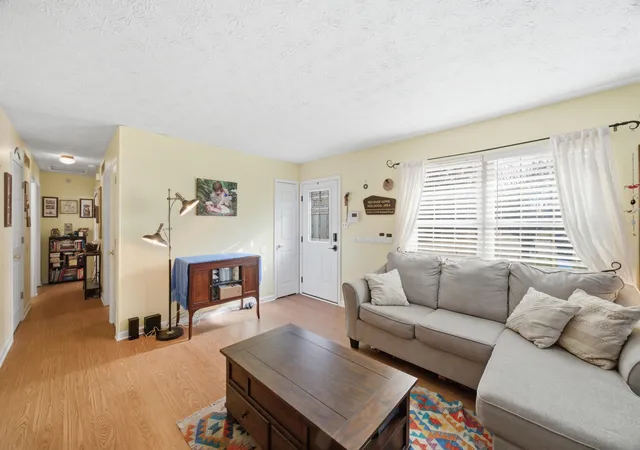 Photo 3 of Single family home for sale at 3205 Elk Lake Ct, Lexington, KY 40517 | MLS# 25506691 | Listing updated on 2025-12-07