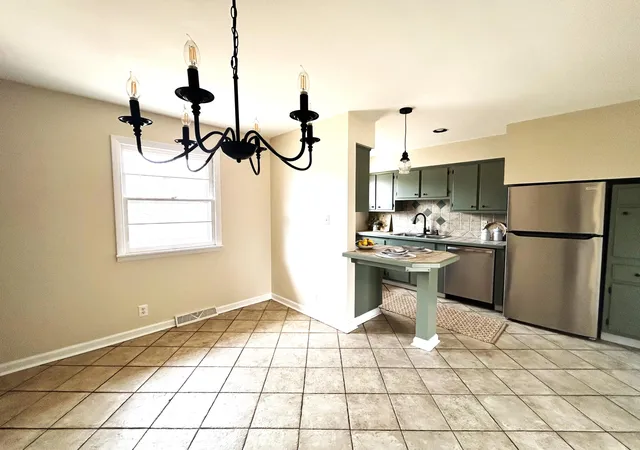 Photo 3 of Single family home for sale at 668 Marshall Ln, Lexington, KY 40505 | MLS# 26000379 | Listing updated on 2026-02-22