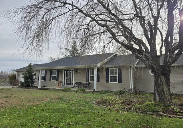 Photo 3 of Sale Pending at 709 Melanie Ln, Somerset, KY 42503 | MLS# 25507188 | Listing updated on 2025-12-30
