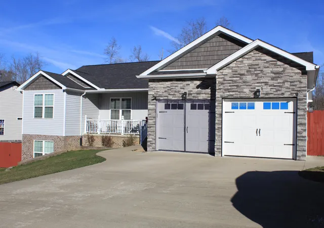 Photo 2 of Single family home for sale at 425 Caribou Dr, London, KY 40744 | MLS# 25508057 | Listing updated on 2026-04-09