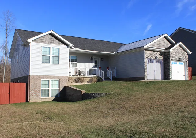 Photo 3 of Single family home for sale at 425 Caribou Dr, London, KY 40744 | MLS# 25508057 | Listing updated on 2026-04-09