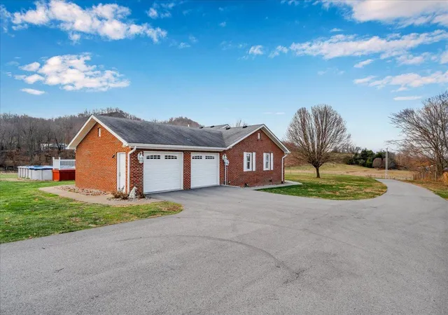 Homes for sale in Gravel Switch, KY | 5425 Us-68, Gravel Switch, KY 40328 | MLS# 25508194