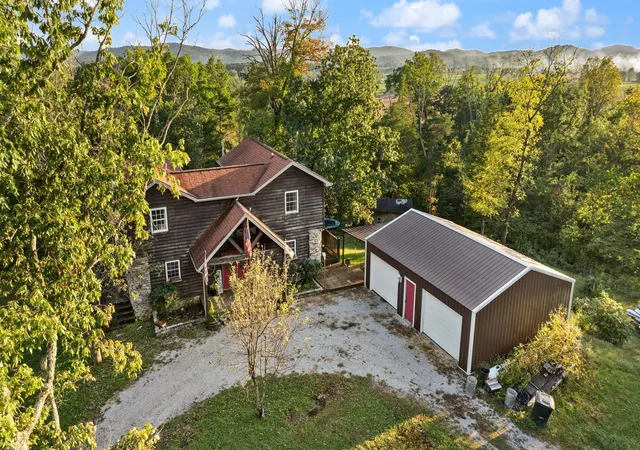 Photo 2 of Single family home for sale at 2373 Mark Welborn Rd, Somerset, KY 42503 | MLS# 25508337 | Listing updated on 2026-01-20