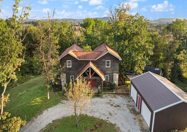 Photo 3 of Single family home for sale at 2373 Mark Welborn Rd, Somerset, KY 42503 | MLS# 25508337 | Listing updated on 2026-01-20