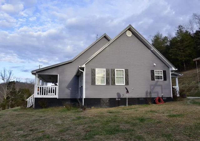 Photo 3 of Single family home for sale at 325 Sinks Rd, Somerset, KY 42501 | MLS# 25508323 | Listing updated on 2026-04-10