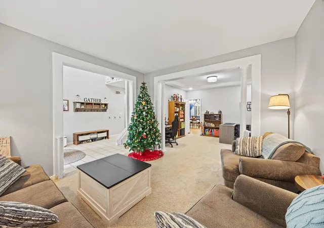 Photo 4 of Single family home for sale at 2704 Timber Oaks Ct, Lexington, KY 40511 | MLS# 25508432 | Listing updated on 2026-01-07