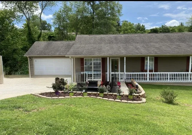 Photo 2 of Single family home for sale at 1277 E Pittsburg Church Rd, London, KY 40741 | MLS# 25508491 | Listing updated on 2025-12-28