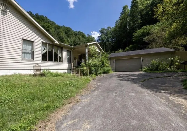Photo 2 of Sale Pending at 939 Right Frk Is Crk Rd, Pikeville, KY 41501 | MLS# 26000001 | Listing updated on 2026-03-08