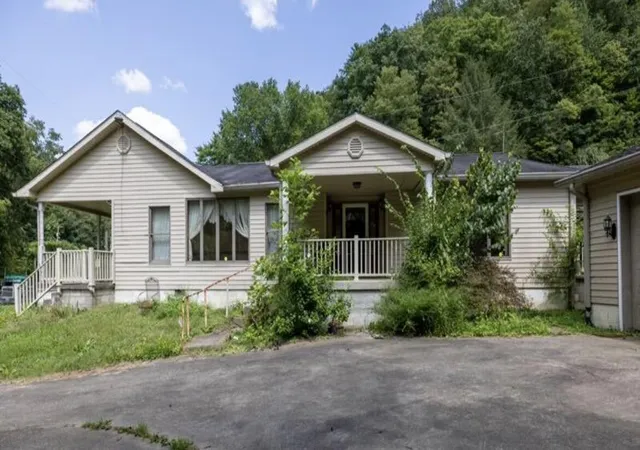 Photo 3 of Sale Pending at 939 Right Frk Is Crk Rd, Pikeville, KY 41501 | MLS# 26000001 | Listing updated on 2026-03-08