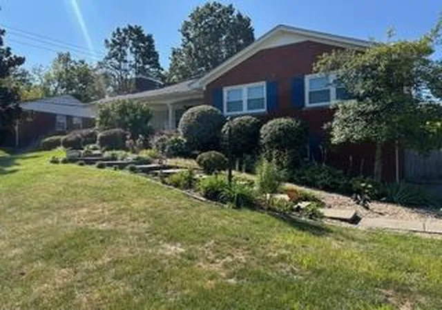 Photo 2 of Single family home for sale at 42 Mockingbird Valley Rd, Winchester, KY 40391 | MLS# 26000113 | Listing updated on 2026-10-19