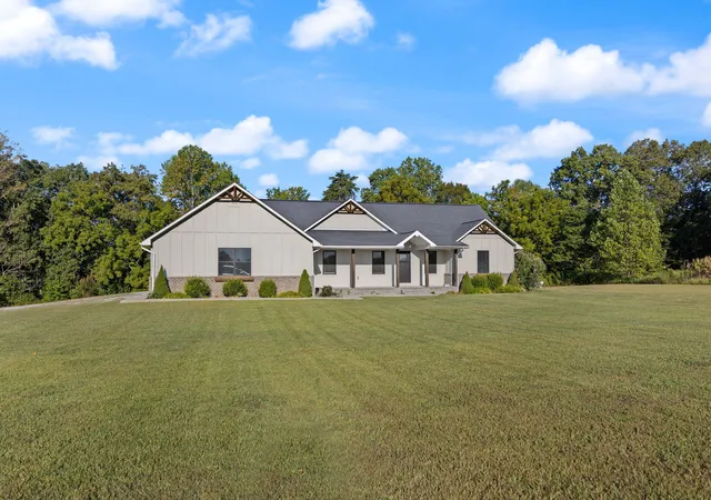 Photo 1 of Single family home for sale at 220 Davis Ln, Russell Springs, KY 42642 | MLS# 26000484 | Listing updated on 2026-04-07