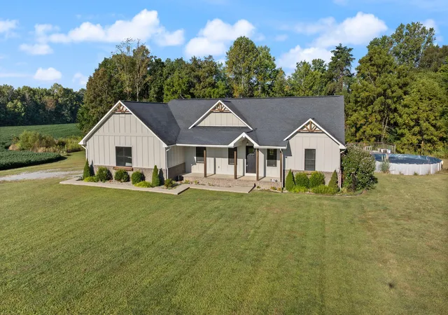 Photo 2 of Single family home for sale at 220 Davis Ln, Russell Springs, KY 42642 | MLS# 26000484 | Listing updated on 2026-04-07