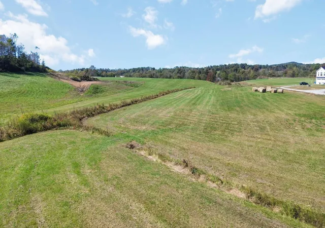 Photo 3 of Sale Pending at 999 Rough Crk Rd, London, KY 40744 | MLS# 26000583 | Listing updated on 2026-02-04