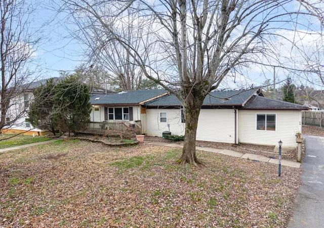 Homes for sale in Somerset, KY | 105 Villagers Resort Dr, Somerset, KY 42503 | MLS# 26000712