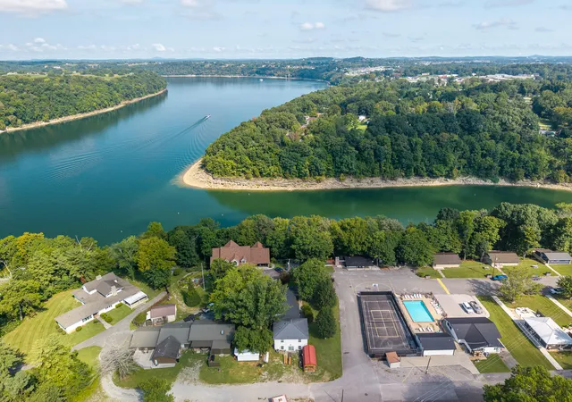 Listing Photo 4 - Condo for sale in building located at 105 Villagers Resort Dr, Somerset, KY 42503