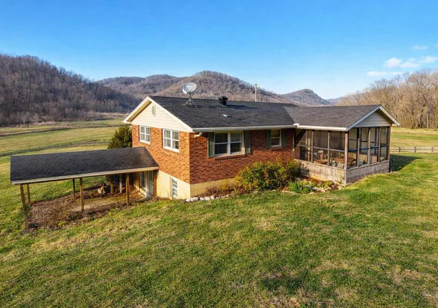 Photo 4 of Sale Pending at 9999 Red Lick, Irvine, KY 40336 | MLS# 26001167 | Listing updated on 2026-08-17
