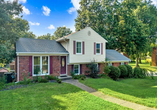 Photo 2 of Sale Pending at 8010 Northern Spy Dr, Louisville, KY 40228 | MLS# 26002649 | Listing updated on 2026-09-28
