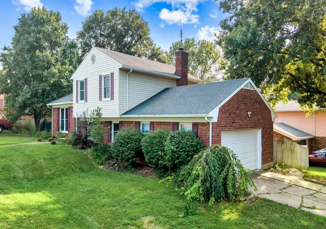 Photo 3 of Sale Pending at 8010 Northern Spy Dr, Louisville, KY 40228 | MLS# 26002649 | Listing updated on 2026-09-28
