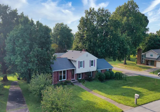 Photo 3 of Sale Pending at 8010 Northern Spy Dr, Louisville, KY 40228 | MLS# 26002649 | Listing updated on 2026-09-28