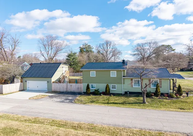 Photo 1 of Single family home for sale at 101 Bash Ave, Somerset, KY 42501 | MLS# 26001388 | Listing updated on 2026-04-16