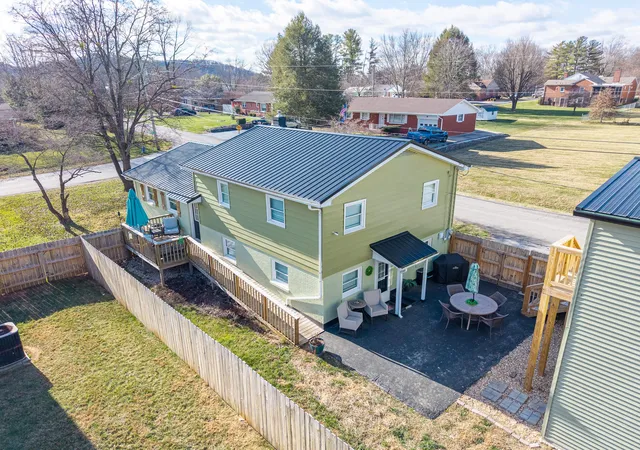 Photo 3 of Single family home for sale at 101 Bash Ave, Somerset, KY 42501 | MLS# 26001388 | Listing updated on 2026-04-16