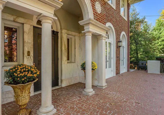 Photo 3 of Single family home for sale at 1014 Richmond Rd, Lexington, KY 40502 | MLS# 26010644 | Listing updated on 2026-10-13
