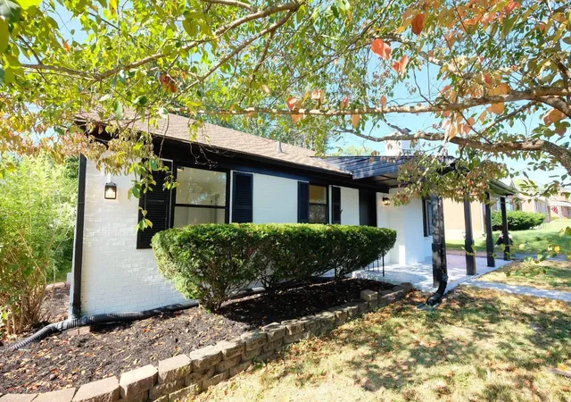 Photo 2 of Sale Pending at 208 Zandale Dr, Lexington, KY 40503 | MLS# 26002025 | Listing updated on 2026-04-22