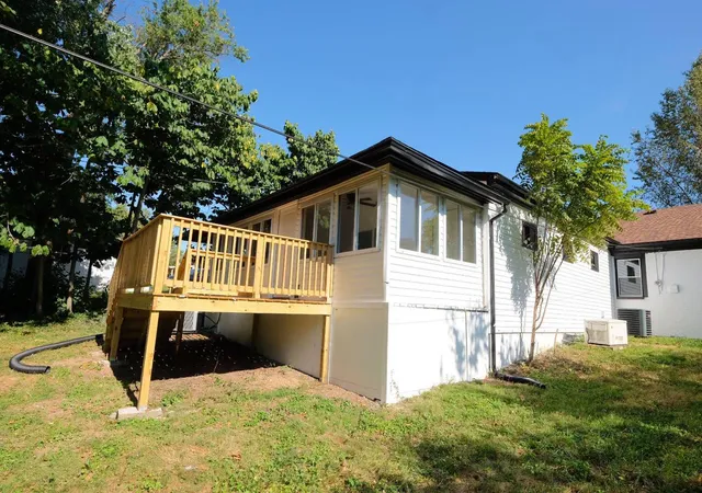 Photo 3 of Sale Pending at 208 Zandale Dr, Lexington, KY 40503 | MLS# 26002025 | Listing updated on 2026-04-22