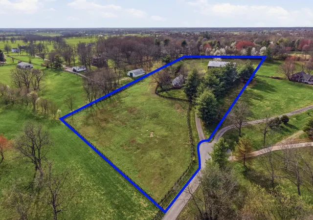 Photo 2 of Sale Pending at 235 Lakewood Dr, Nicholasville, KY 40356 | MLS# 26002330 | Listing updated on 2026-06-15