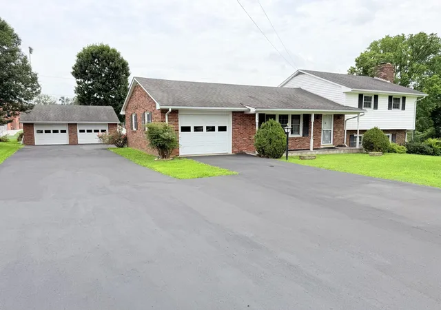 Photo 1 of Sale Pending at 240 Hunter St, Mount Vernon, KY 40456 | MLS# 26002438 | Listing updated on 2026-08-31