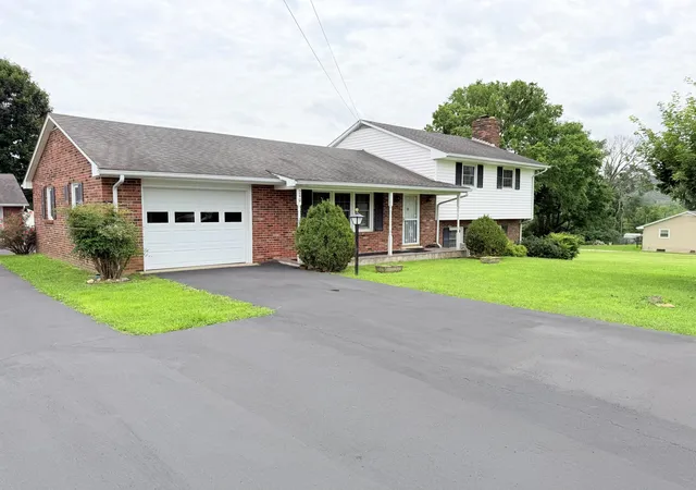 Photo 2 of Sale Pending at 240 Hunter St, Mount Vernon, KY 40456 | MLS# 26002438 | Listing updated on 2026-08-31