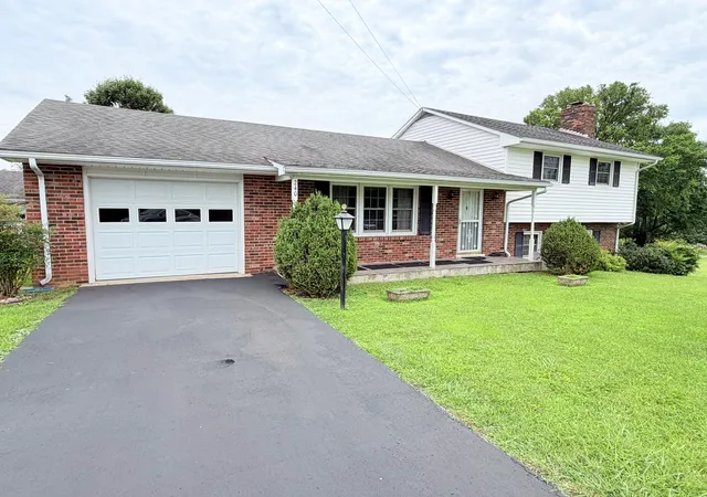 Photo 3 of Sale Pending at 240 Hunter St, Mount Vernon, KY 40456 | MLS# 26002438 | Listing updated on 2026-08-31