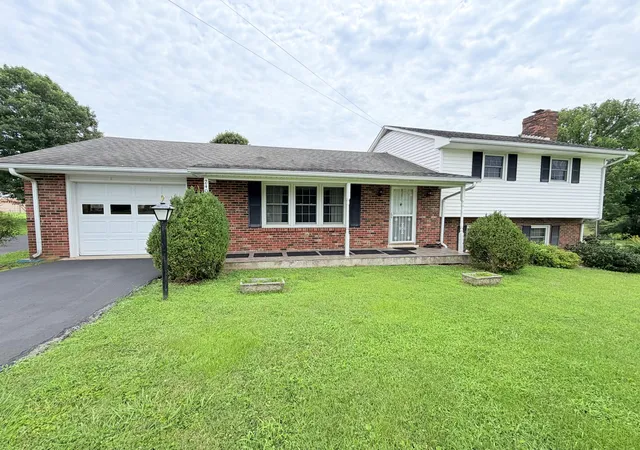 Photo 3 of Sale Pending at 240 Hunter St, Mount Vernon, KY 40456 | MLS# 26002438 | Listing updated on 2026-08-31