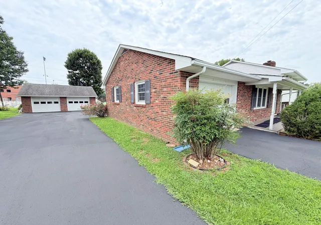 Photo 4 of Sale Pending at 240 Hunter St, Mount Vernon, KY 40456 | MLS# 26002438 | Listing updated on 2026-08-31