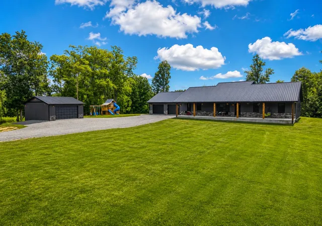 Photo 1 of Single family home for sale at 2009 E Williamsburg St, Whitley City, KY 42653 | MLS# 26002629 | Listing updated on 2026-07-22